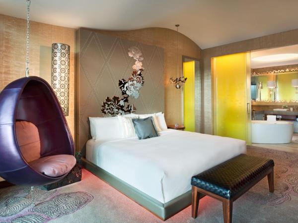 W Singapore - Sentosa Cove : photo 2 de la chambre wow suite, 1 bedroom larger suite, 1 king bed, pool view, balcony, top floor, private outdoor pool