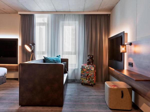 MOXY Frankfurt East : photo 2 de la chambre hébergement familial moxy sleeper
