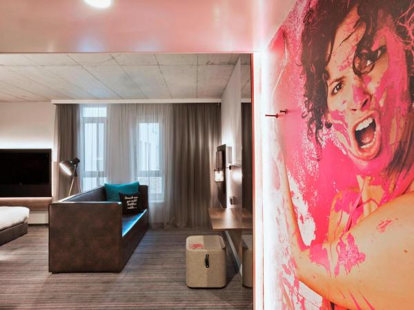 MOXY Frankfurt East : photo 3 de la chambre hébergement familial moxy sleeper