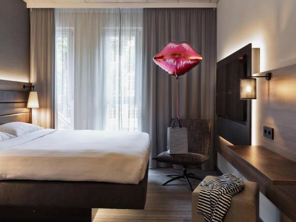 MOXY Frankfurt East : photo 1 de la chambre hébergement lit queen-size moxy