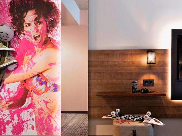 MOXY Frankfurt East : photo 3 de la chambre hébergement lit queen-size moxy