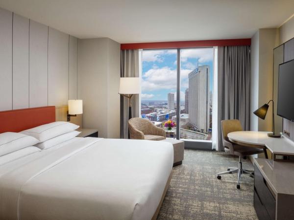 Hilton Columbus Downtown : photo 4 de la chambre king room with bath tub and view - mobility accessible