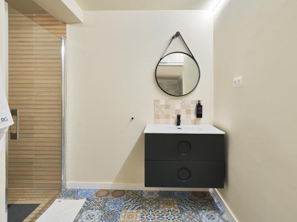 RG Duque de Aveiro auto check-in : photo 9 de la chambre chambre quadruple avec salle de bains privative