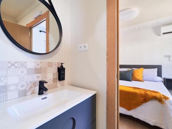 RG Duque de Aveiro auto check-in : photo 5 de la chambre chambre double avec salle de bains privative