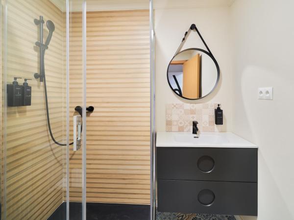 RG Duque de Aveiro auto check-in : photo 6 de la chambre chambre simple avec salle de bains privative