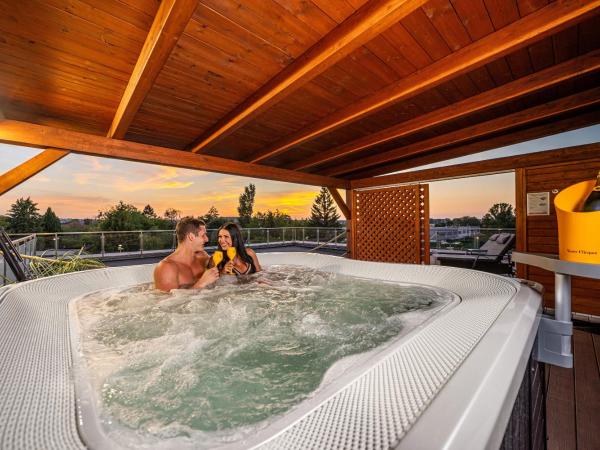 Hotel Aura Design & Garden Pool : photo 2 de la chambre chambre bien-Être avec jacuzzi privé