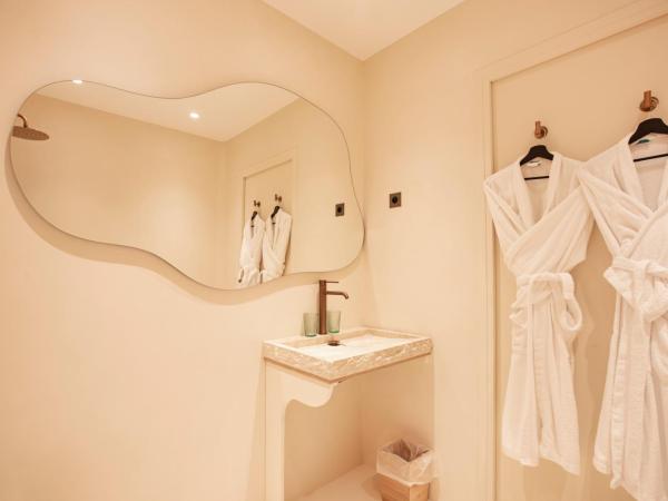 Tinah Saint-Tropez : photo 7 de la chambre chambre double standard - vue sur mer