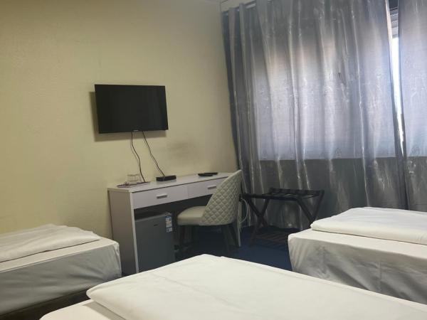 Hotel Am Flughafen : photo 2 de la chambre chambre triple