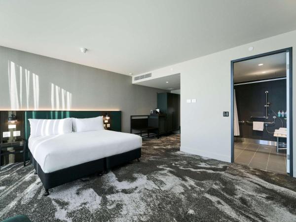 Novotel Melbourne Airport : photo 2 de la chambre accessible superior room with 1 king size bed