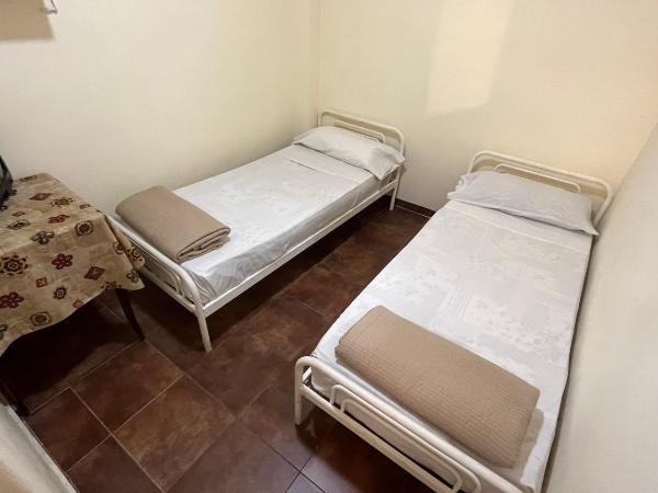 Sevilla Home Hotel : photo 3 de la chambre chambre lits jumeaux avec salle de bains