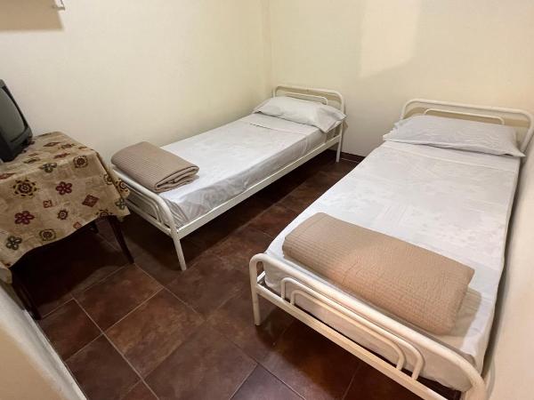 Sevilla Home Hotel : photo 4 de la chambre chambre lits jumeaux avec salle de bains