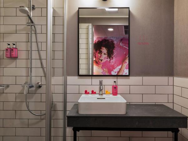 MOXY Frankfurt East : photo 6 de la chambre hébergement lit queen-size moxy