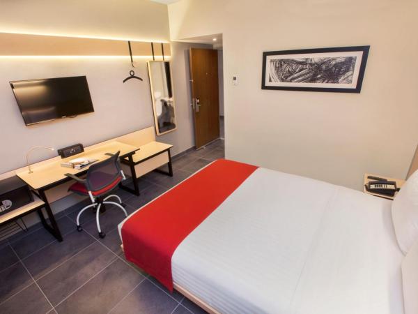 City Express Plus by Marriott Cabo San Lucas : photo 4 de la chambre chambre lit queen-size 