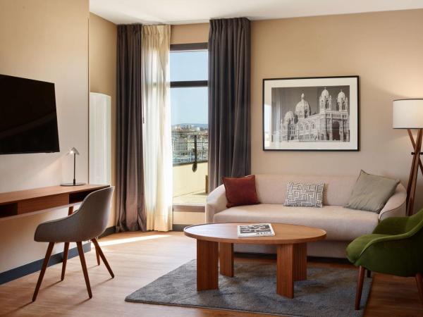 Radisson Blu Hotel Marseille Vieux Port : photo 9 de la chambre suite avec terrasse - vue sur port