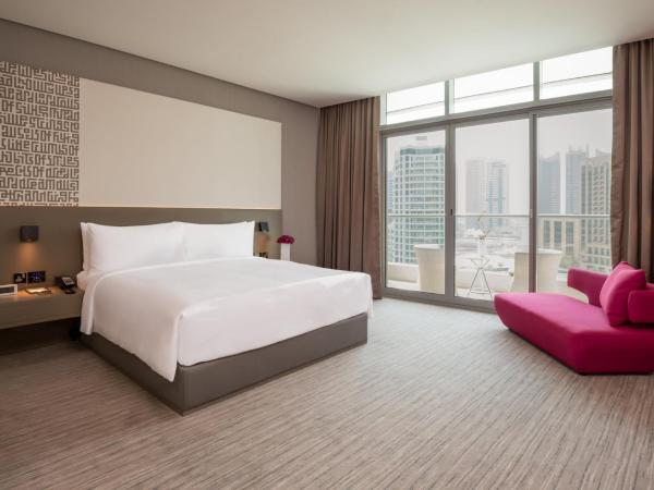 InterContinental Dubai Marina, an IHG Hotel : photo 8 de la chambre chambre lit king-size premium avec balcon et vue sur le port de plaisance