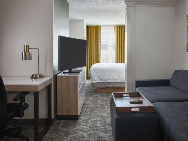 SpringHill Suites by Marriott New Orleans Warehouse Arts District : photo 1 de la chambre suite lit king-size avec canapé-lit et baignoire adaptée - accessible aux personnes à mobilité réduite et malentendantes