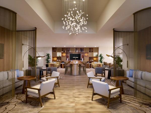 The Westin Los Angeles Airport : photo 10 de la chambre chambre exécutive avec 1 lit king-size et accès au salon exécutif