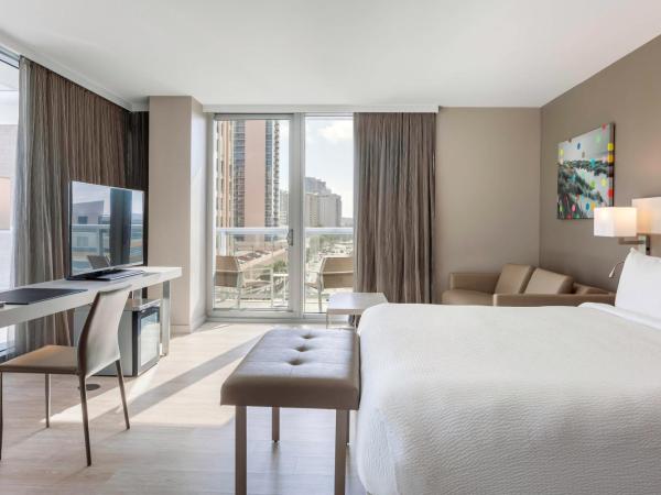 AC Hotel by Marriott Miami Beach : photo 1 de la chambre suite lit king-size d'angle avec balcon - vue sur océan