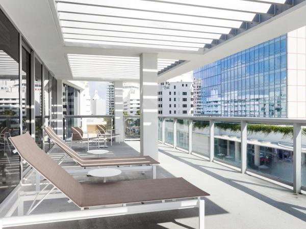 AC Hotel by Marriott Miami Beach : photo 2 de la chambre suite lit king-size d'angle avec balcon - vue sur océan