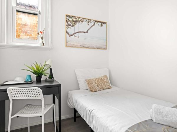 Rustic Single Room - Centrally Located - Shared Bathroom : photo 1 de la chambre chambre simple avec salle de bains commune