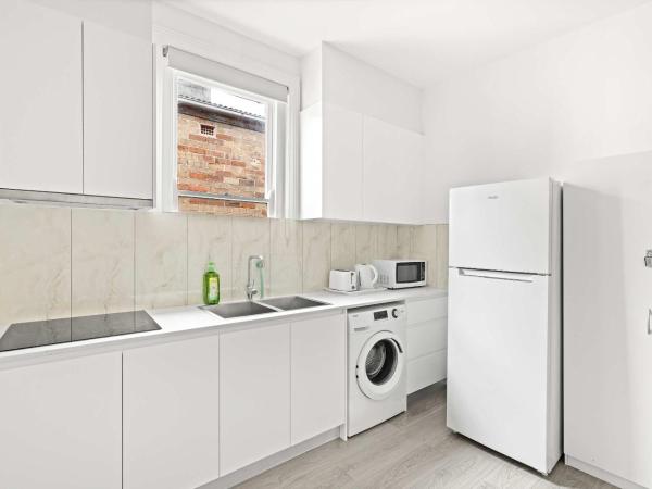 Rustic Double Room - Centrally Located - Shared Bathroom : photo 4 de la chambre chambre double avec salle de bains commune