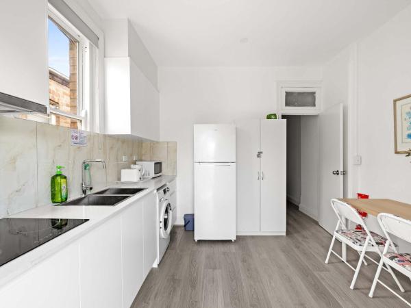 Rustic Double Room - Centrally Located - Shared Bathroom : photo 7 de la chambre chambre double avec salle de bains commune