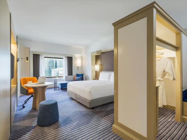 Crowne Plaza Bangkok Parc Lumpini : photo 1 de la chambre chambre lit king-size premium