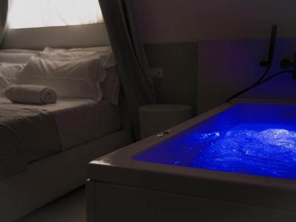 San Michele Luxury Rooms : photo 7 de la chambre chambre lit queen-size avec baignoire spa