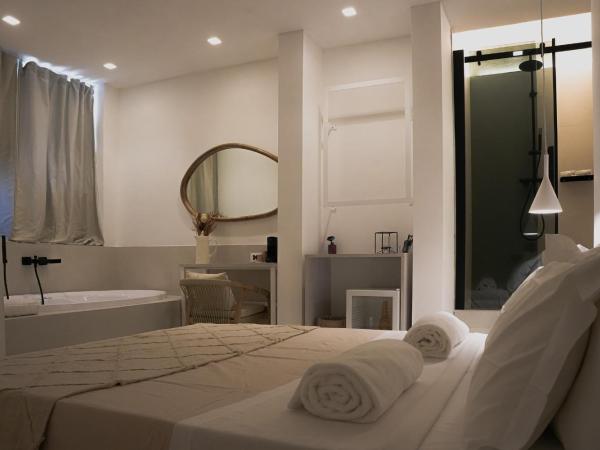 San Michele Luxury Rooms : photo 10 de la chambre chambre lit queen-size avec baignoire spa