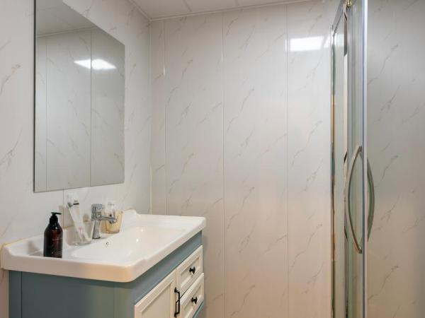 Qingdao Liuying Jieli Hotel - Qingdao Station Trestle Bridge Branch : photo 4 de la chambre chambre lit queen-size deluxe