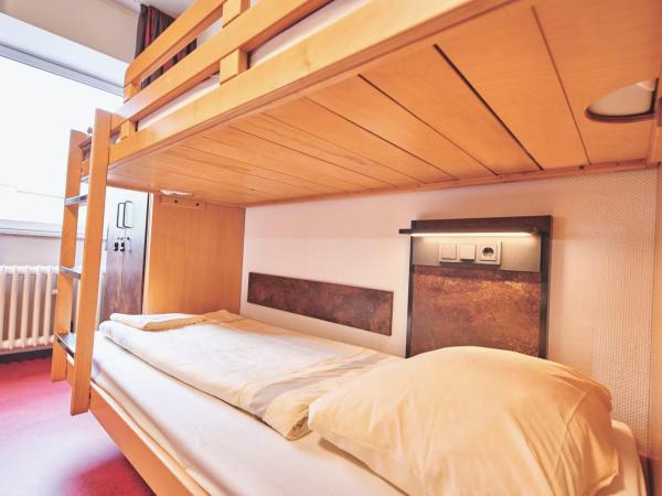 DJH Jugendgästehaus Adolph Kolping : photo 1 de la chambre chambre double avec salle de bains commune