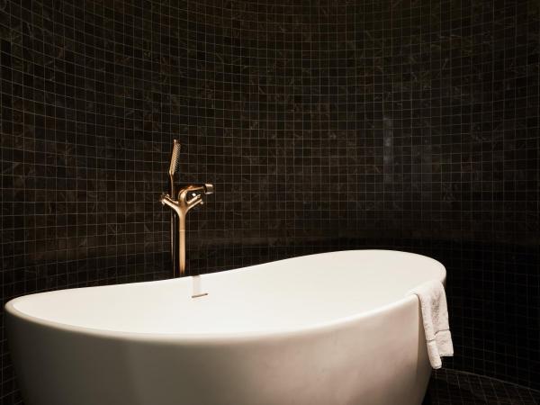 Bank Hotel, a Member of Small Luxury Hotels : photo 5 de la chambre suite patrimoine bank