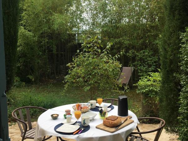 B&B Contemporain Le Jardin : photo 6 de la chambre studio avec vue sur jardin