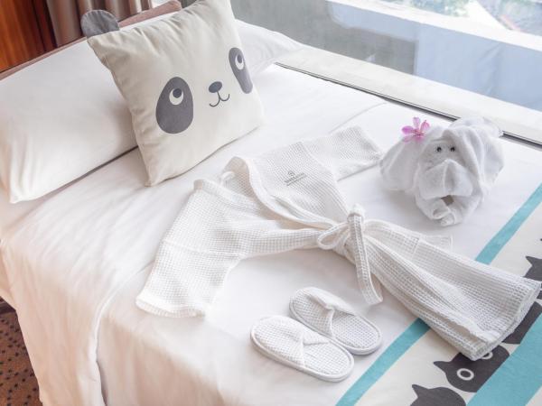 Royal Orchid Sheraton Hotel and Towers : photo 6 de la chambre suite lit king-size familiale