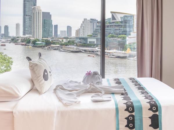 Royal Orchid Sheraton Hotel and Towers : photo 5 de la chambre suite lit king-size familiale