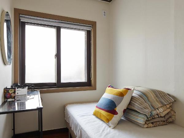 Jiwoljang Guesthouse : photo 2 de la chambre chambre simple avec salle de bains commune b
