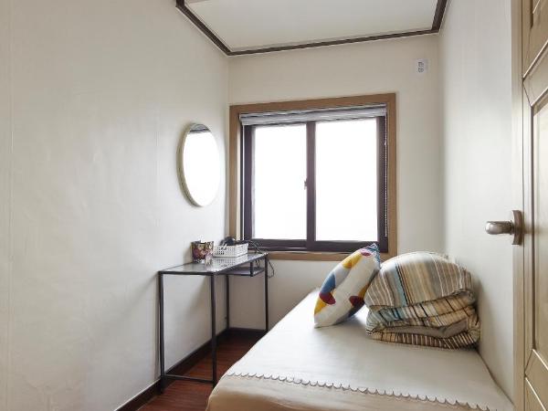 Jiwoljang Guesthouse : photo 1 de la chambre chambre simple avec salle de bains commune b