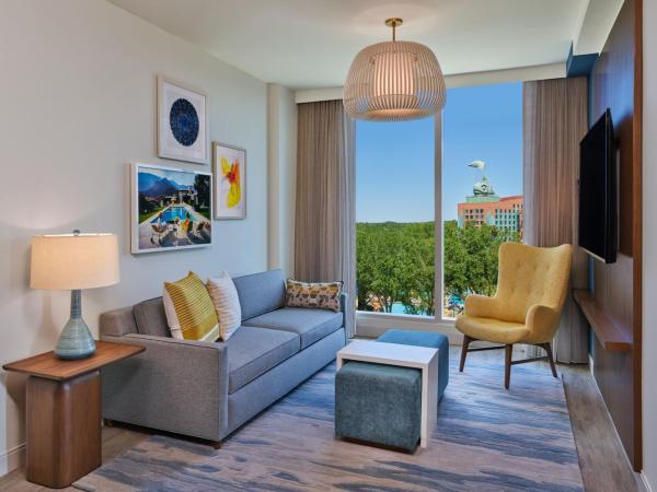 Walt Disney World Swan Reserve : photo 3 de la chambre signature epcot view, suite, 1 king, sofa bed (includes early entry to disney theme parks)