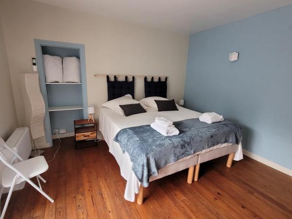 Le Portail : photo 1 de la chambre chambre double ou lits jumeaux - vue sur jardin