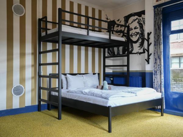 Hostel ROOM Rotterdam : photo 4 de la chambre chambre familiale avec balcon et salle de bains commune