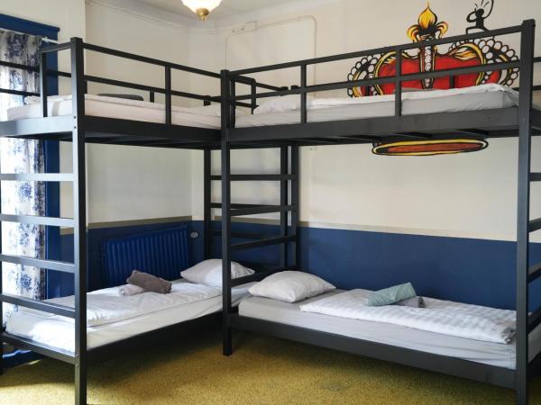 Hostel ROOM Rotterdam : photo 5 de la chambre chambre familiale avec balcon et salle de bains commune