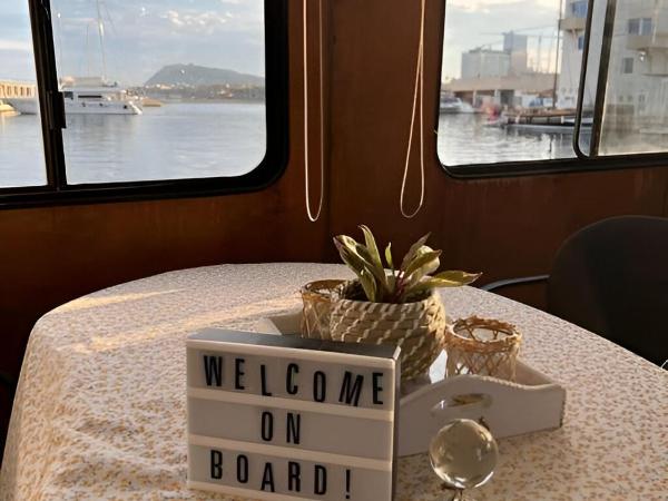 Barco muy espacioso con dos terrazas Valencia CENTRO!! : photo 6 de la chambre mobile home