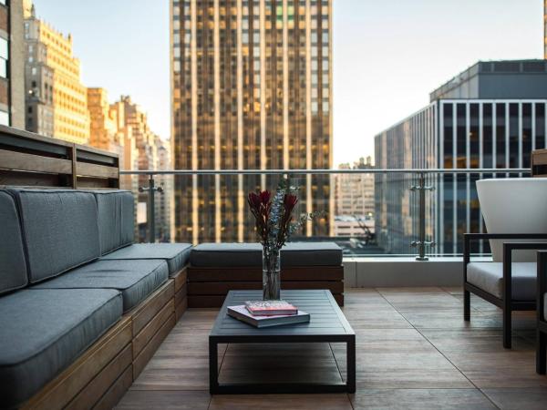 Renaissance New York Midtown Hotel : photo 3 de la chambre suite lit king-size avec balcon
