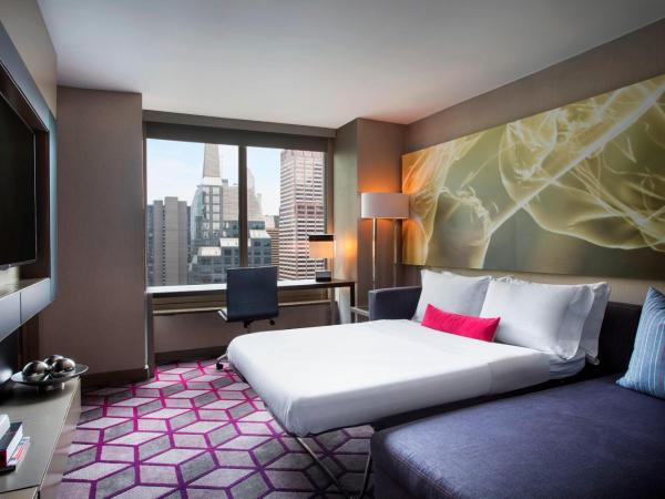 W New York - Times Square : photo 8 de la chambre suite lit king-size fantastic avec canapé-lit - vue sur broadway