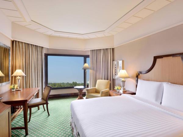 Hyderabad Marriott Hotel & Convention Centre : photo 2 de la chambre hébergement lit king-size de luxe avec baignoire