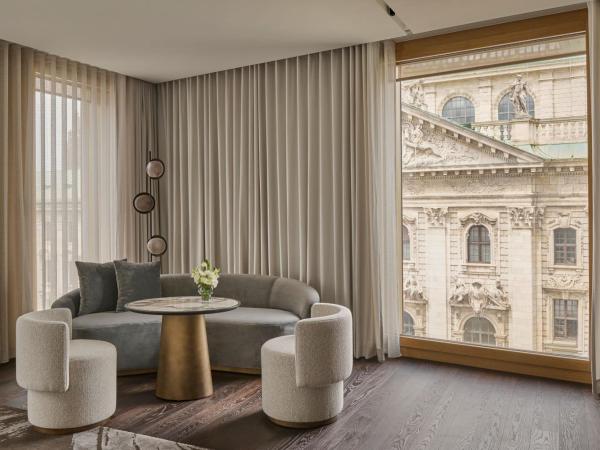 Koenigshof, a Luxury Collection Hotel, Munich : photo 3 de la chambre chambre d'angle lit king-size de luxe