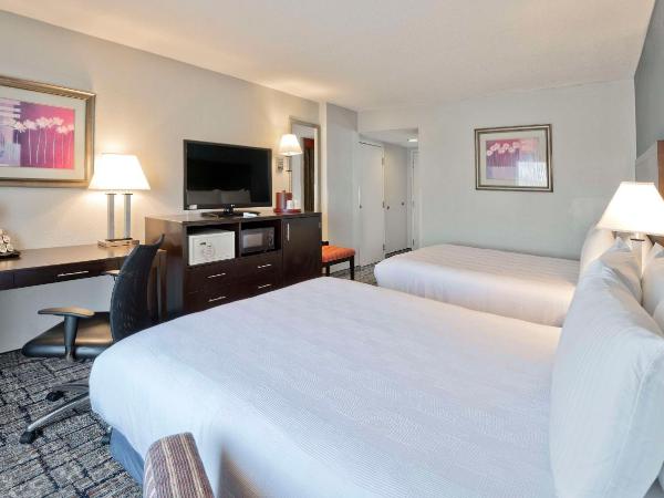 Best Western Plus Hotel & Conference Center : photo 2 de la chambre chambre avec 2 lits queen-size et baignoire - accessible aux personnes à mobilité réduite/non-fumeurs