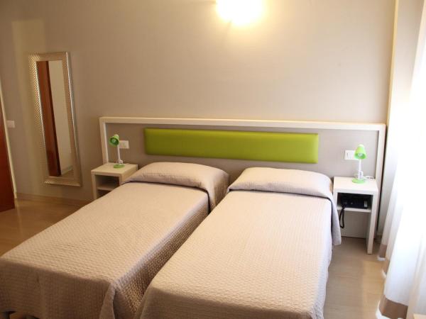 Hotel Due Giardini : photo 3 de la chambre chambre lits jumeaux Économique avec salle de bains commune - bâtiment séparé