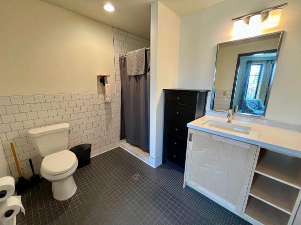 Northwest Portland Hostel : photo 6 de la chambre chambre queen de luxe avec salle de bains privative