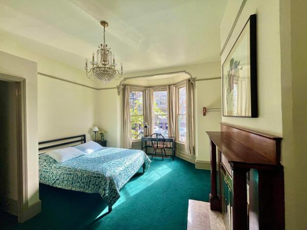 Northwest Portland Hostel : photo 4 de la chambre chambre lit queen-size avec salle de bains commune